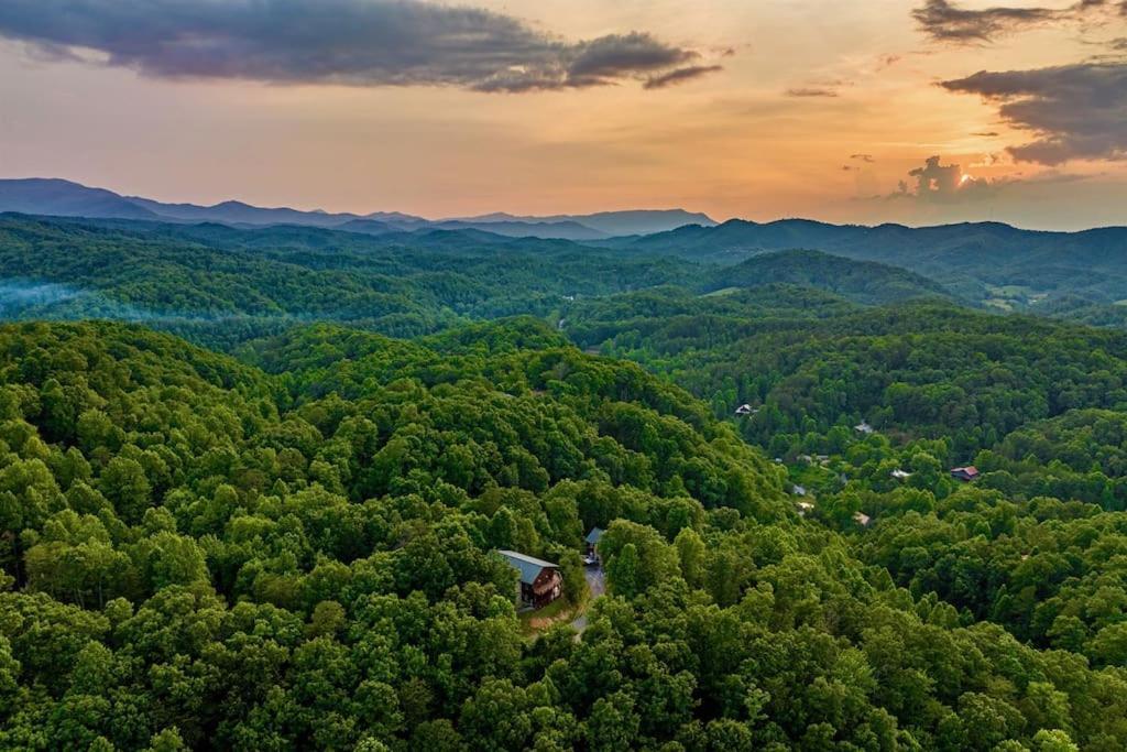Panorama Mountain View Cabin, Less Than 10 Miles From Gatlinburg And Dollywood, Dog Friendly, 6 Bedrooms Sleeps 17, Fire Pit, Hottub, Washer Dryer, Fully Loaded Kitchen, Gameroom With A Tv, Pool Table, Arcade, Air Hockey, And Foosball Sevierville Exterior foto